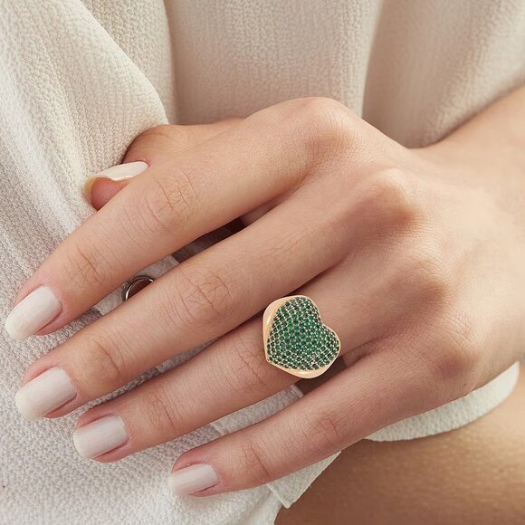 Stunning Simulated Green Diamond  Heart Ring in Goldtone Size 6.75 - Picture 3 of 3